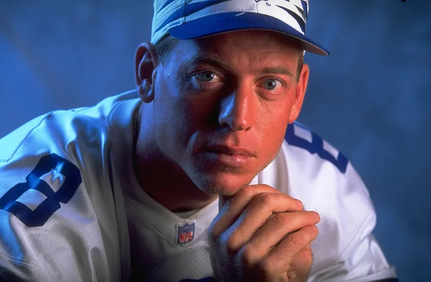 Troy Aikman Made More Money Selling Hot Wings Than in His First Contract With the Cowboys